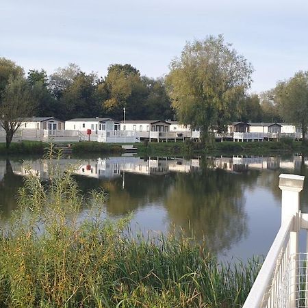 Lakeside Cotswold Holiday Home Cirencester Bagian luar foto