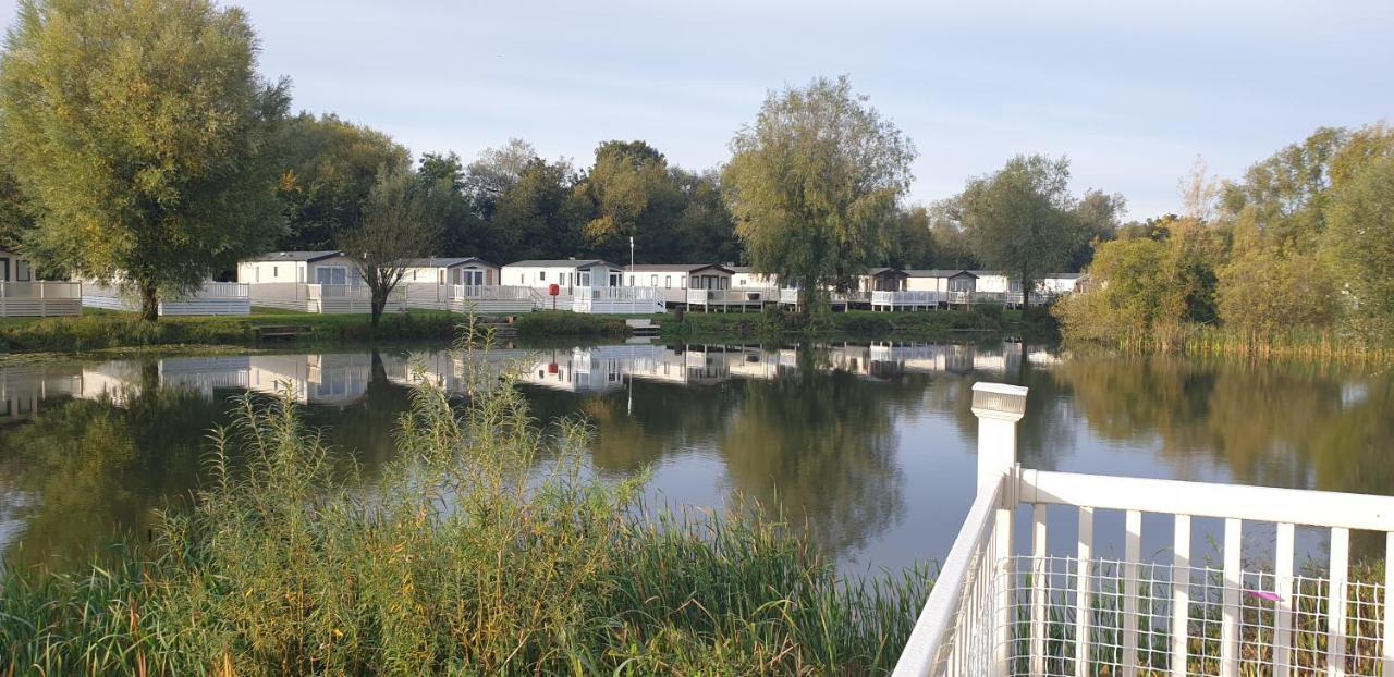 Lakeside Cotswold Holiday Home Cirencester Bagian luar foto