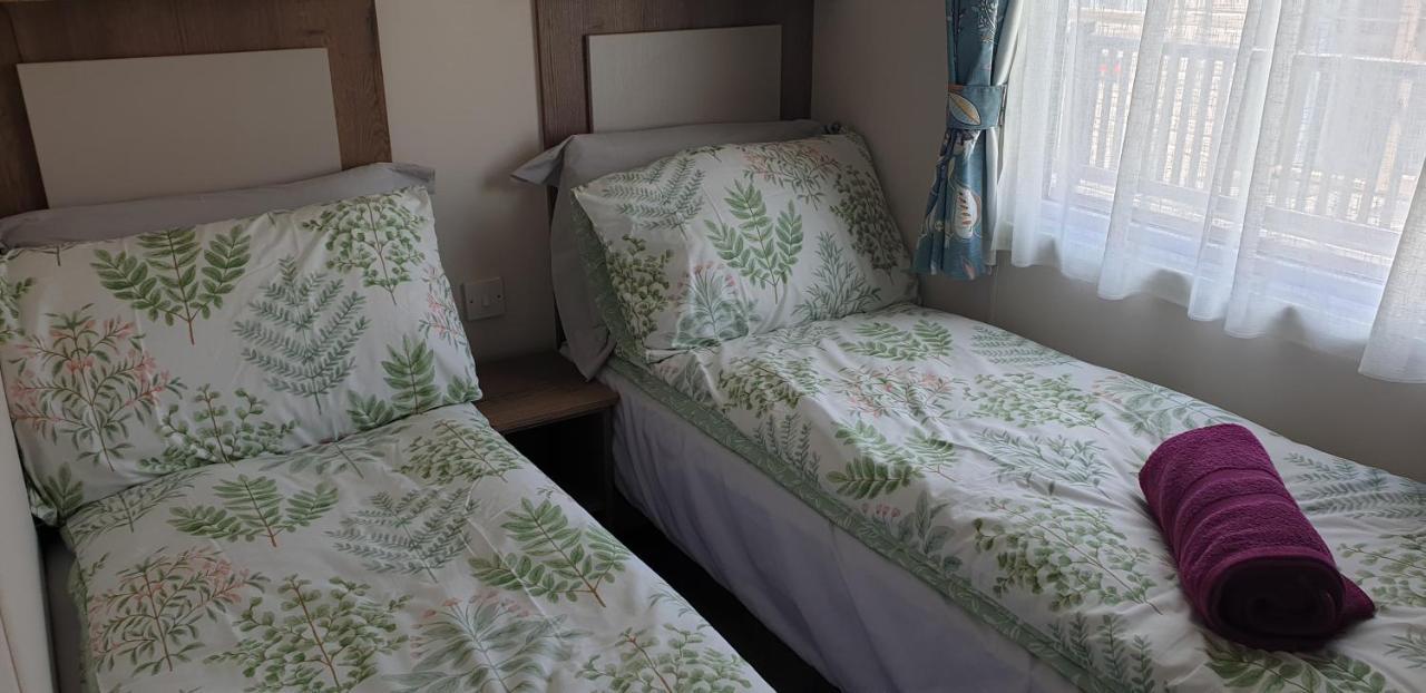 Lakeside Cotswold Holiday Home Cirencester Bagian luar foto