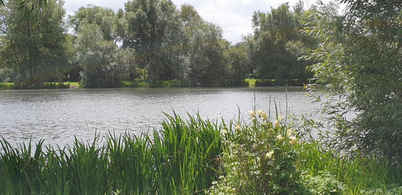 Lakeside Cotswold Holiday Home Cirencester Bagian luar foto