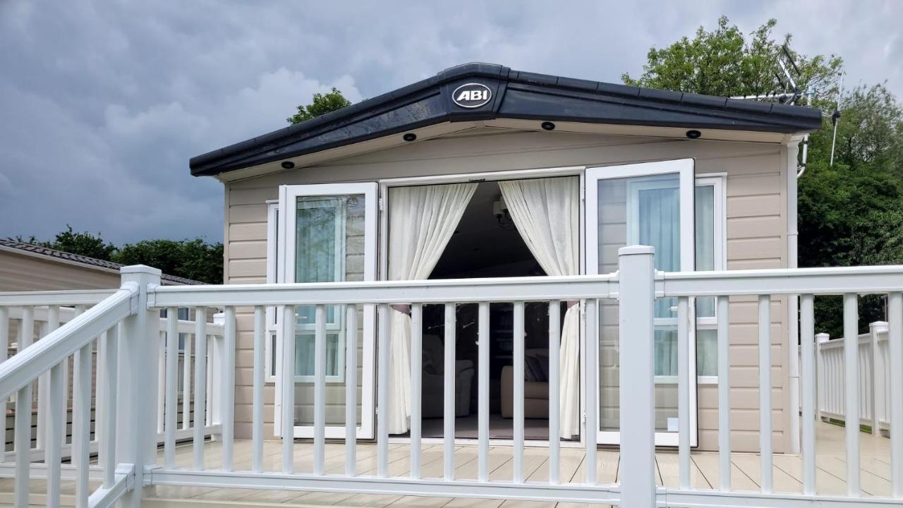 Lakeside Cotswold Holiday Home Cirencester Bagian luar foto