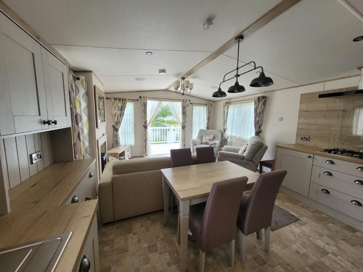 Lakeside Cotswold Holiday Home Cirencester Bagian luar foto