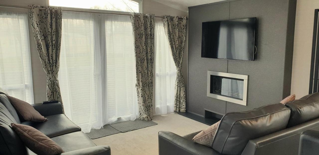 Lakeside Cotswold Holiday Home Cirencester Bagian luar foto