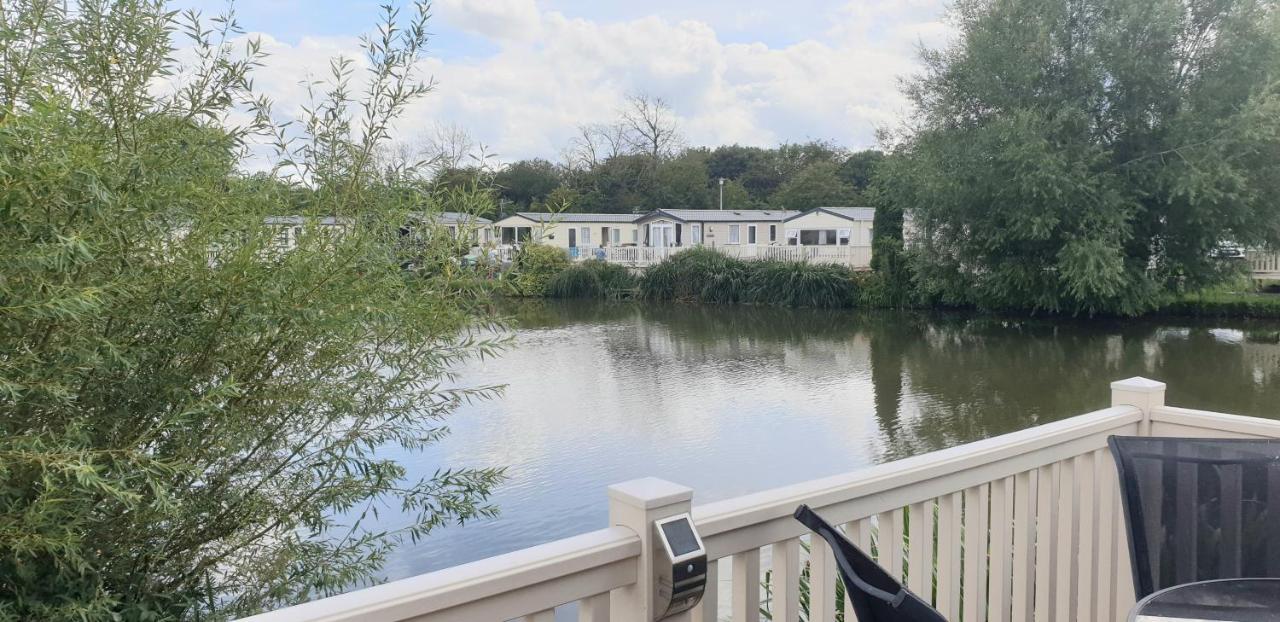 Lakeside Cotswold Holiday Home Cirencester Bagian luar foto