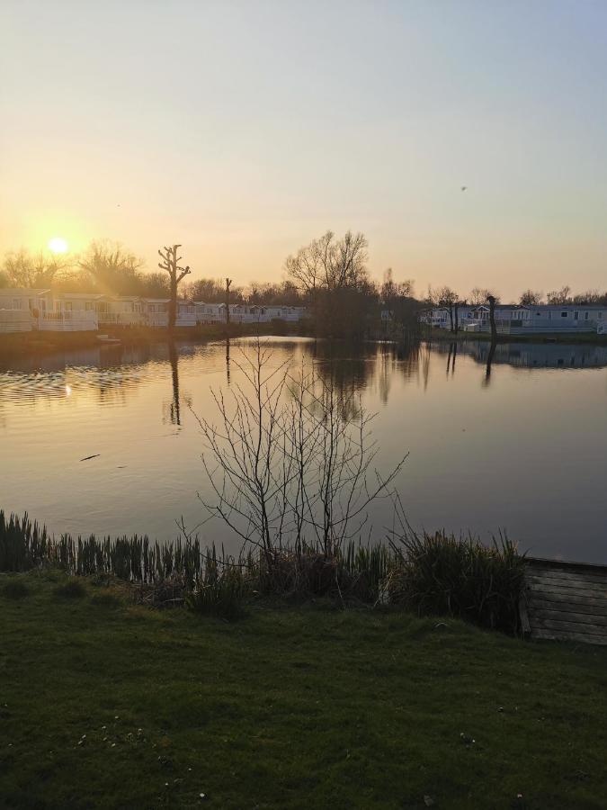 Lakeside Cotswold Holiday Home Cirencester Bagian luar foto