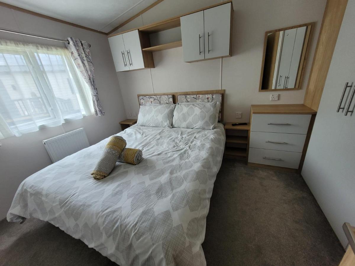 Lakeside Cotswold Holiday Home Cirencester Bagian luar foto