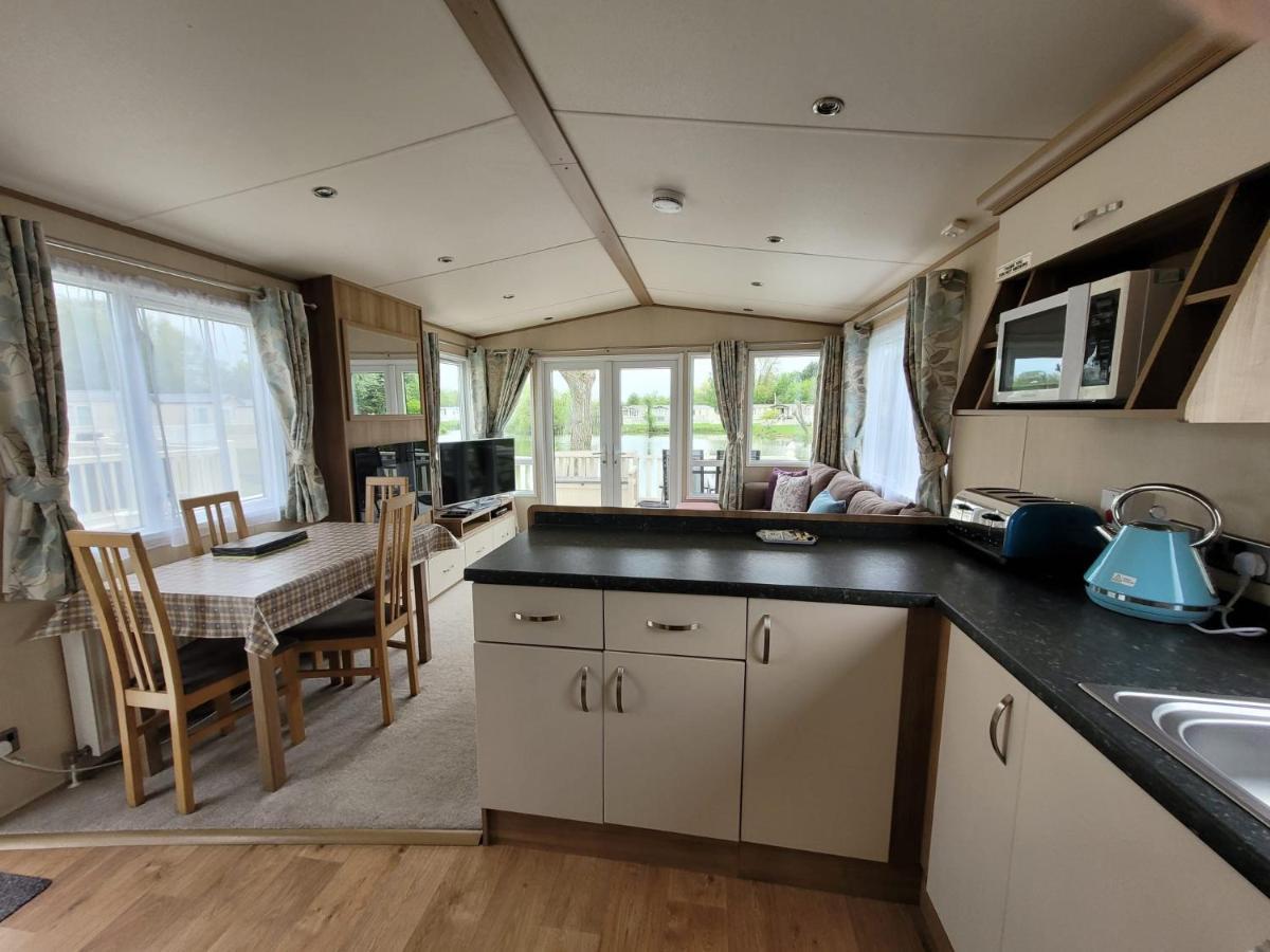 Lakeside Cotswold Holiday Home Cirencester Bagian luar foto