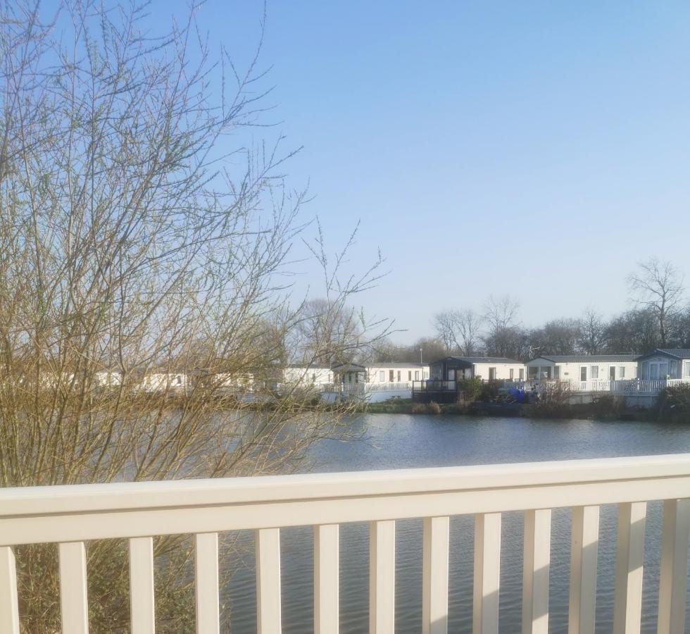 Lakeside Cotswold Holiday Home Cirencester Bagian luar foto