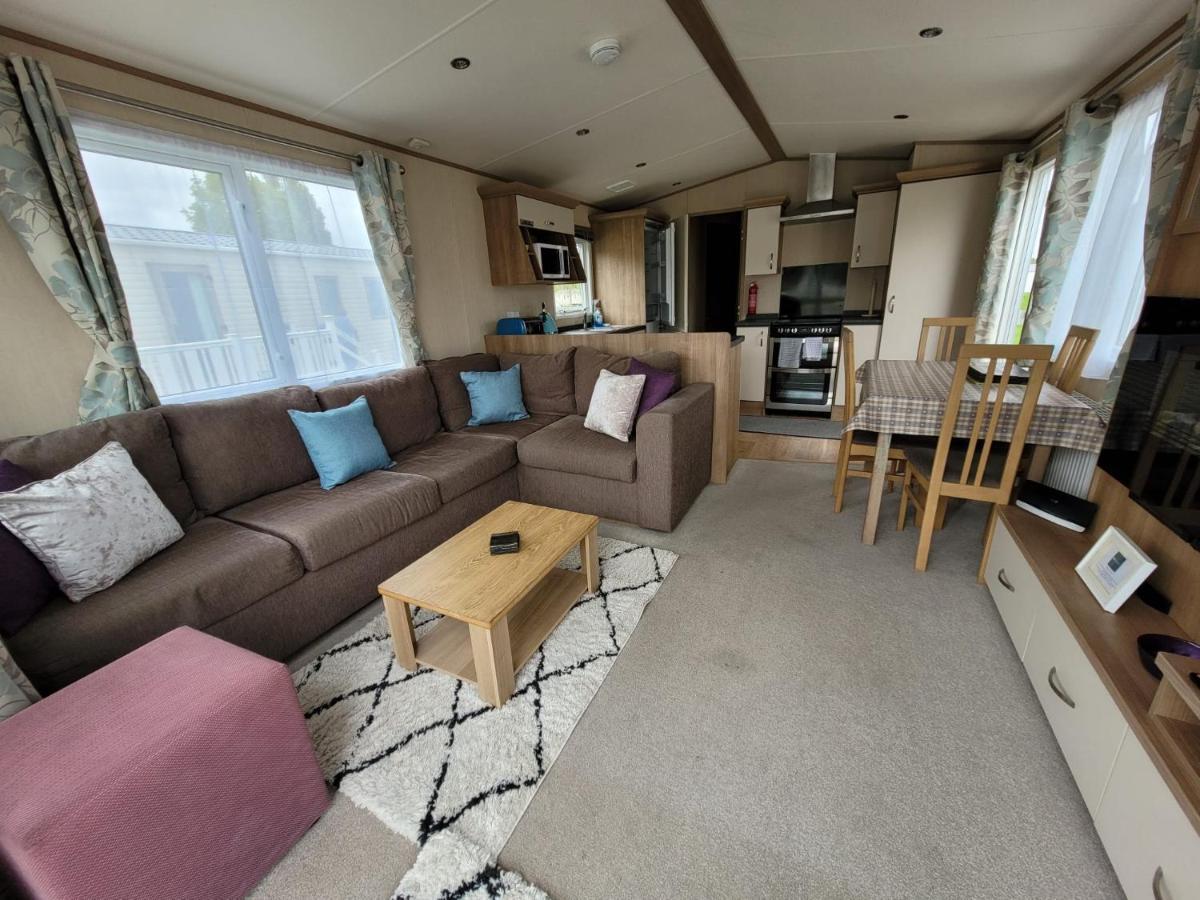Lakeside Cotswold Holiday Home Cirencester Bagian luar foto