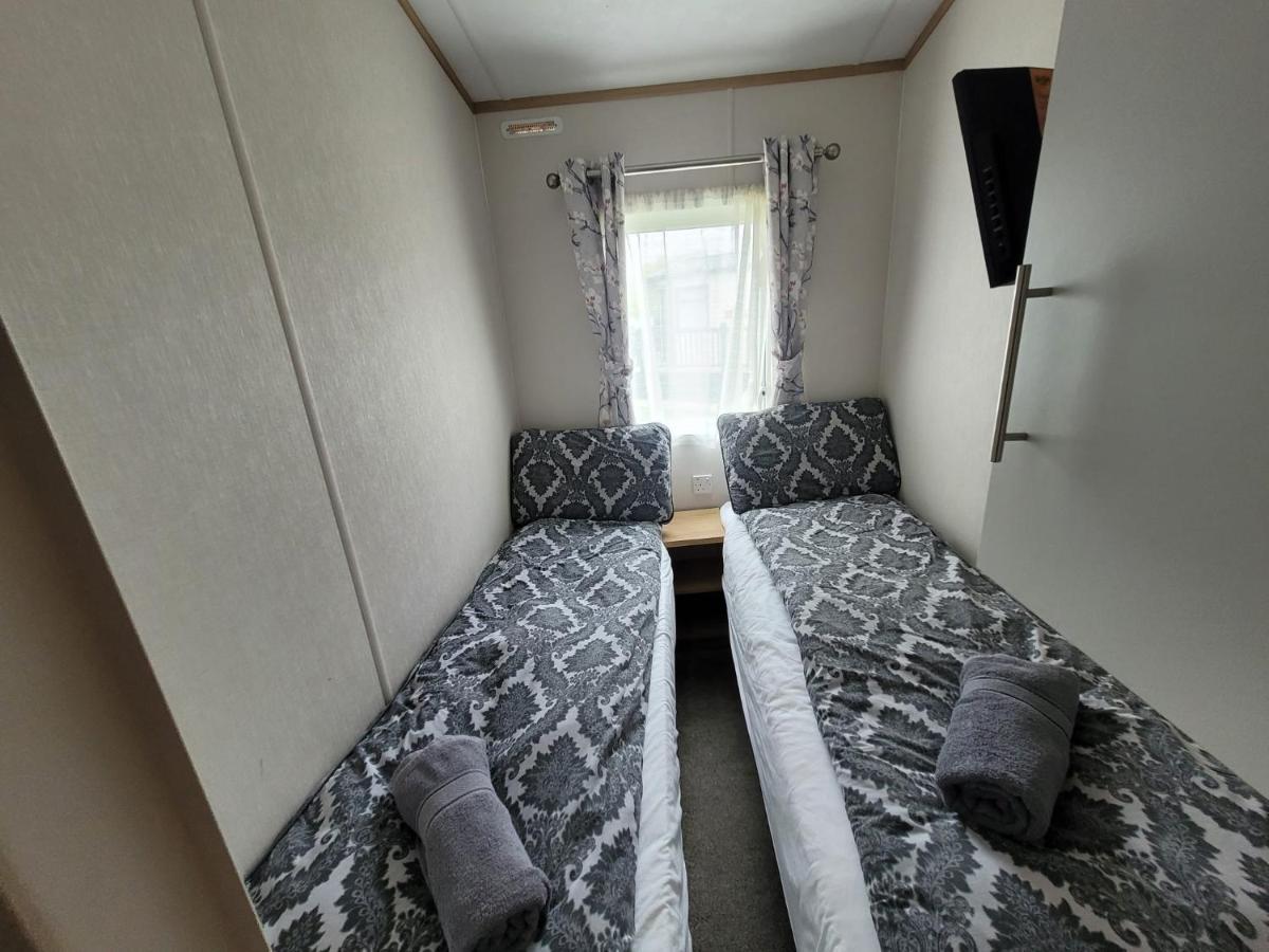 Lakeside Cotswold Holiday Home Cirencester Bagian luar foto