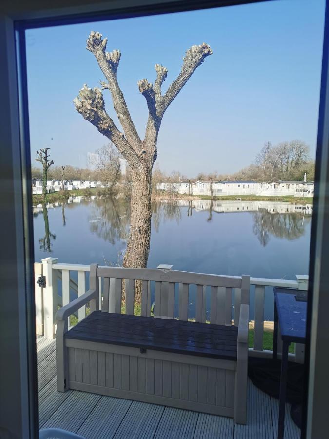 Lakeside Cotswold Holiday Home Cirencester Bagian luar foto