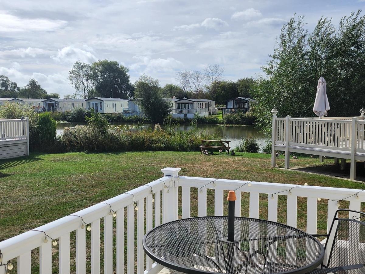 Lakeside Cotswold Holiday Home Cirencester Bagian luar foto