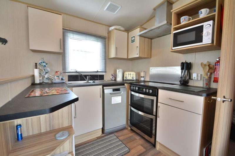 Lakeside Cotswold Holiday Home Cirencester Bagian luar foto