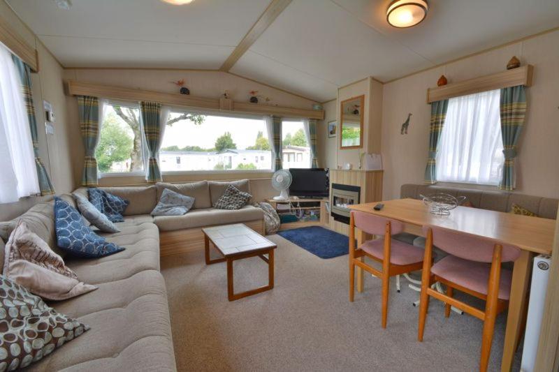 Lakeside Cotswold Holiday Home Cirencester Bagian luar foto