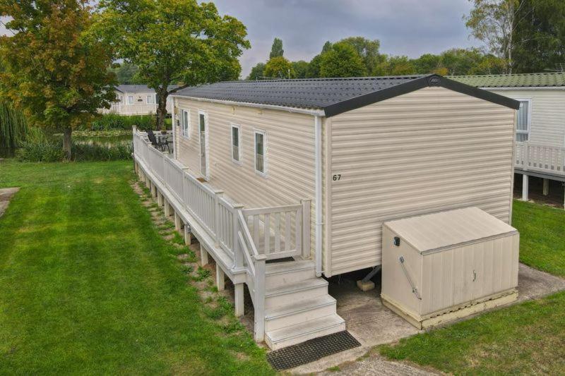 Lakeside Cotswold Holiday Home Cirencester Bagian luar foto