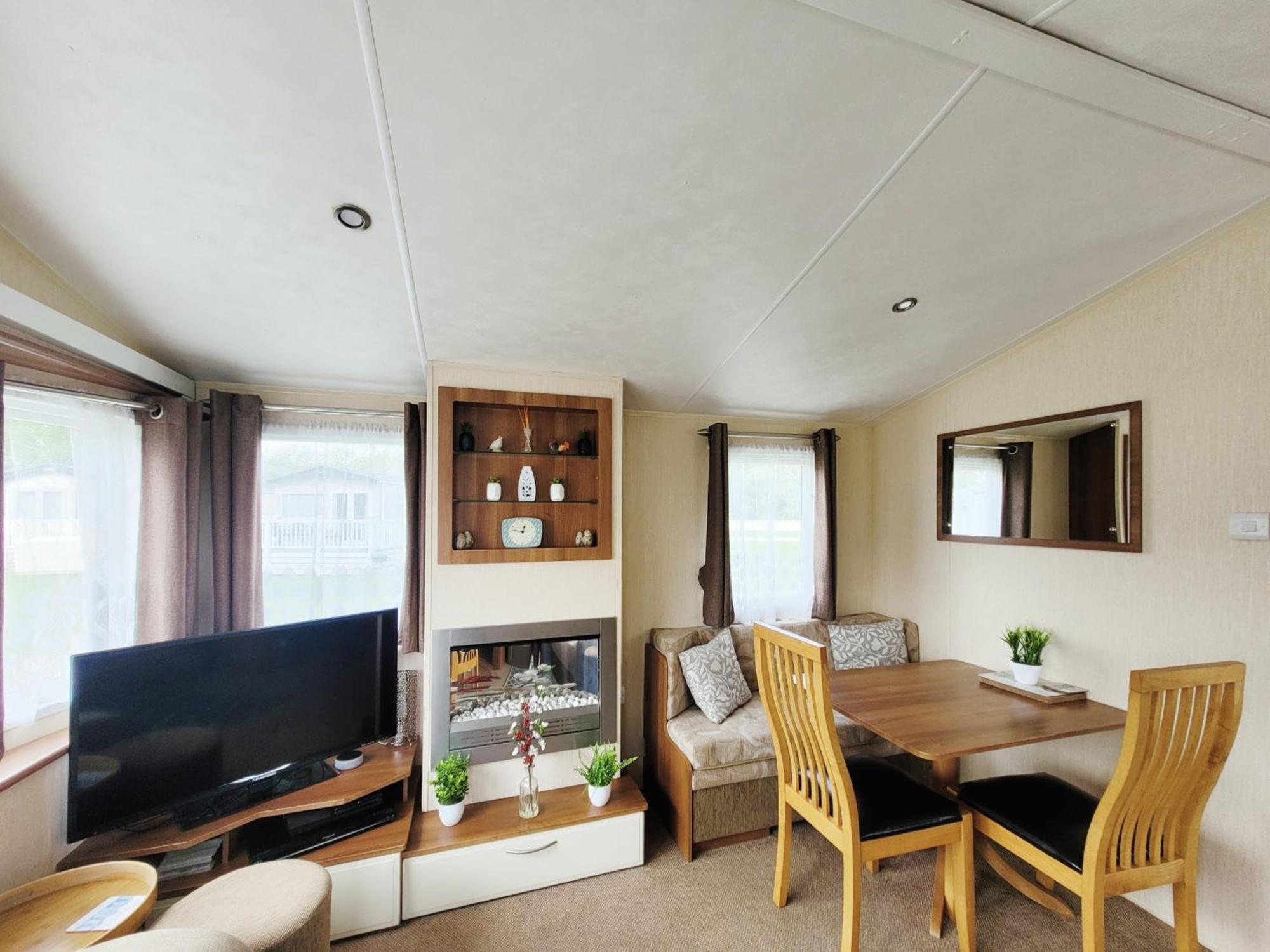 Lakeside Cotswold Holiday Home Cirencester Bagian luar foto