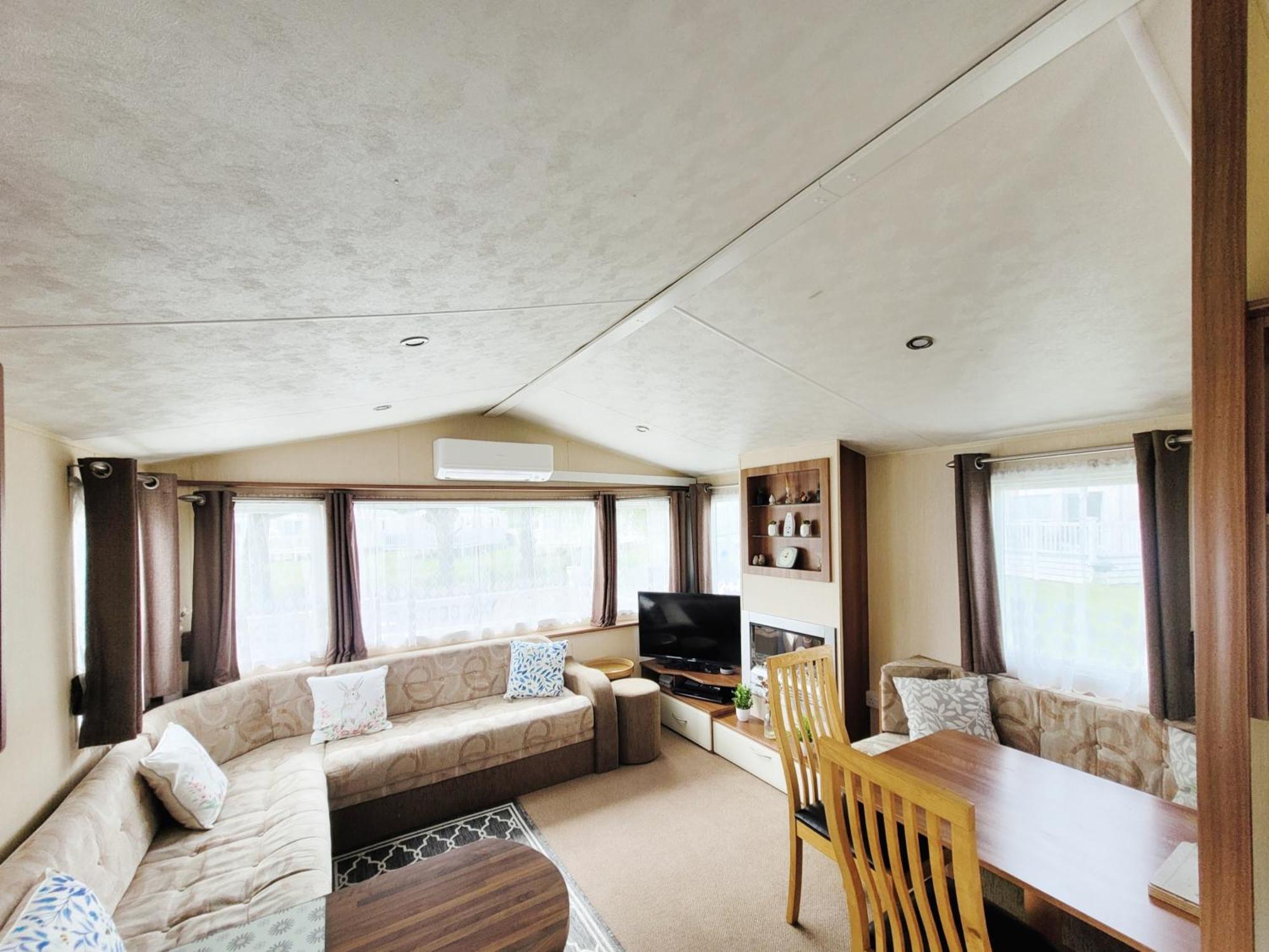 Lakeside Cotswold Holiday Home Cirencester Bagian luar foto