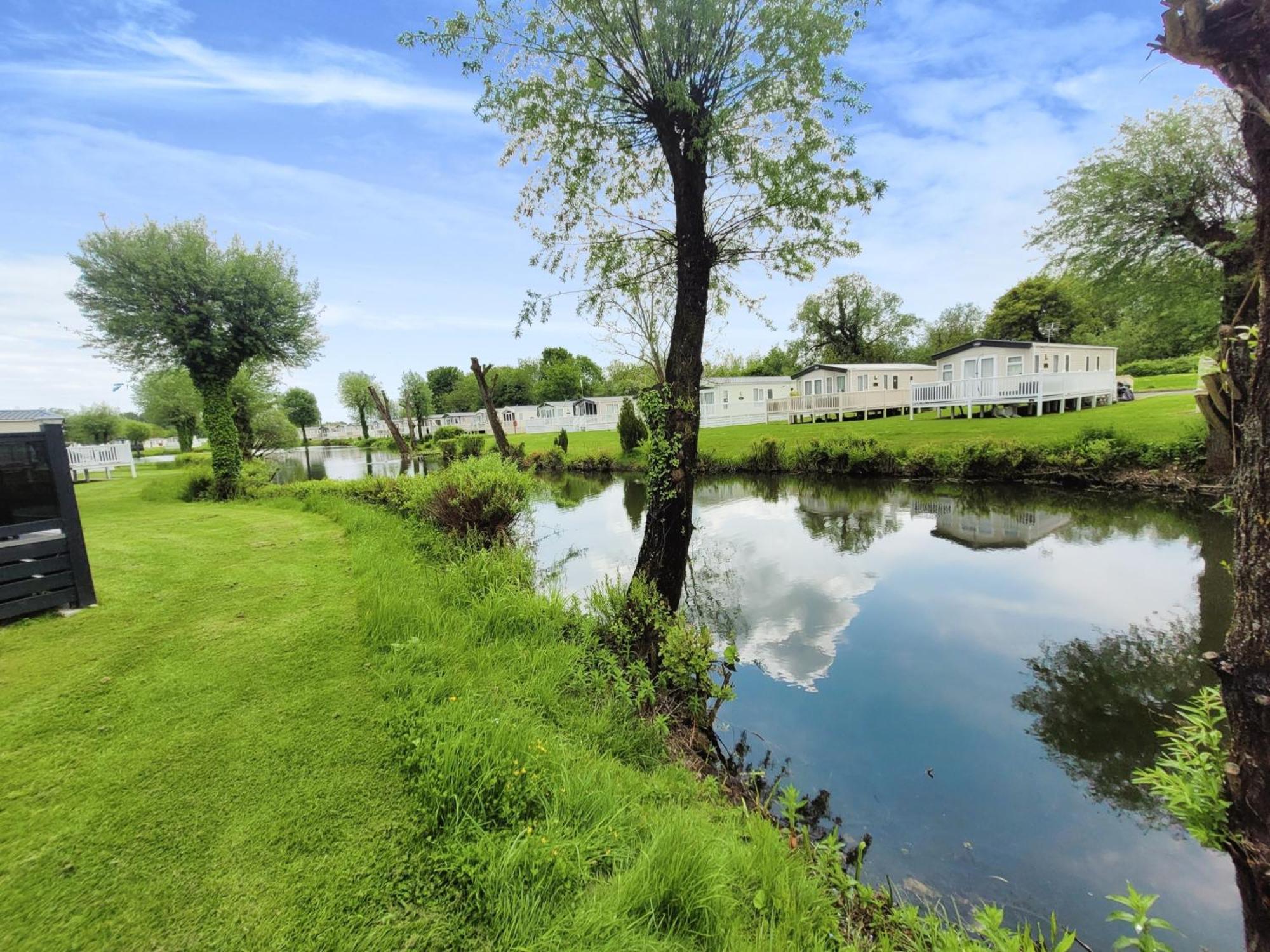 Lakeside Cotswold Holiday Home Cirencester Bagian luar foto