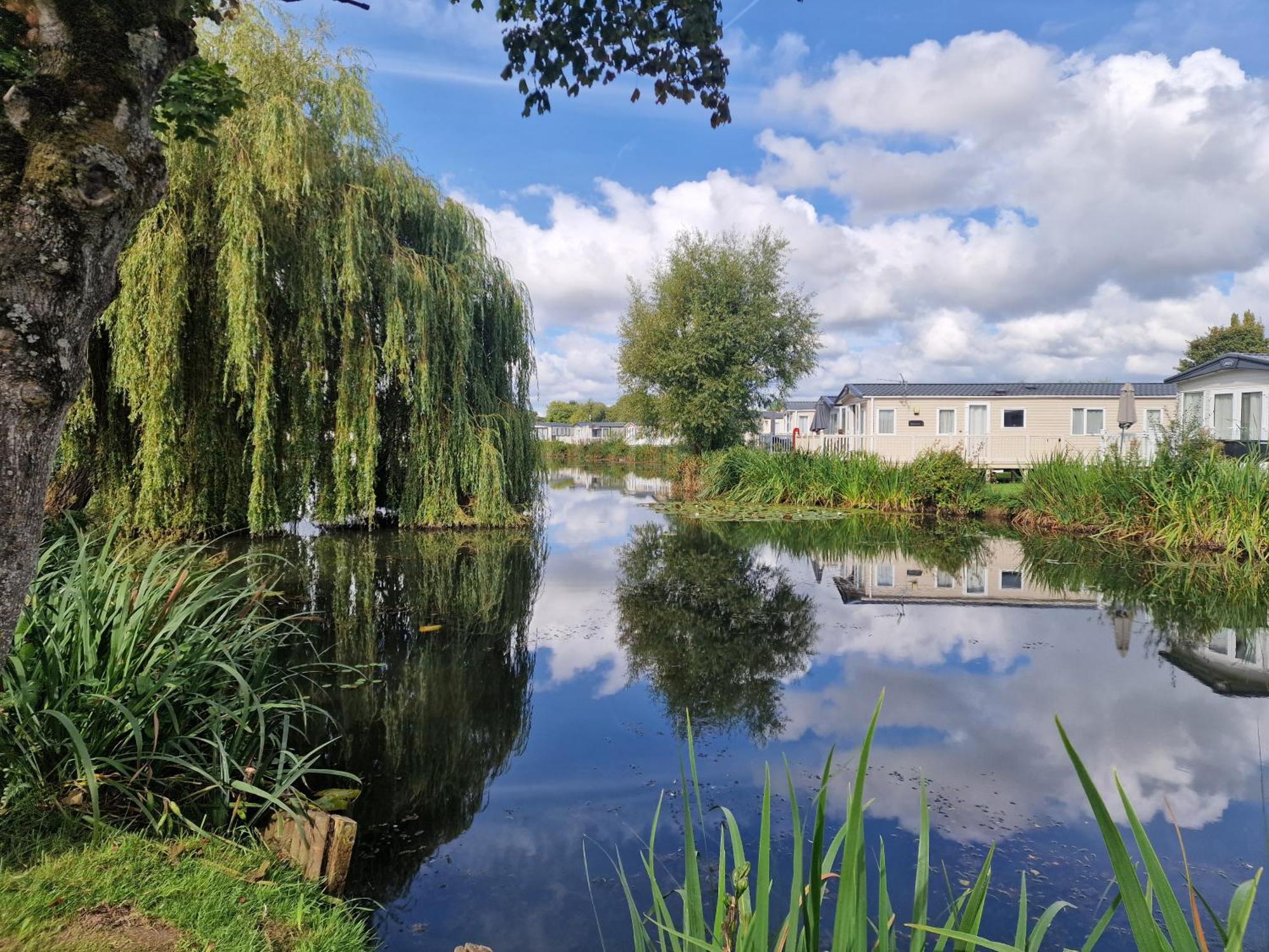 Lakeside Cotswold Holiday Home Cirencester Bagian luar foto