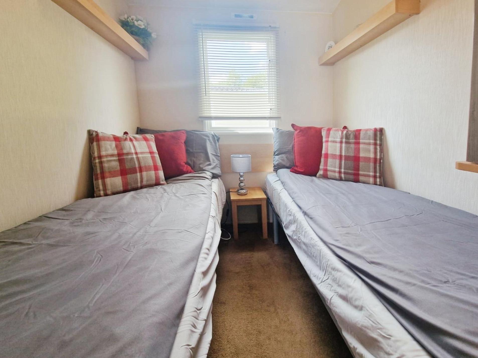 Lakeside Cotswold Holiday Home Cirencester Bagian luar foto