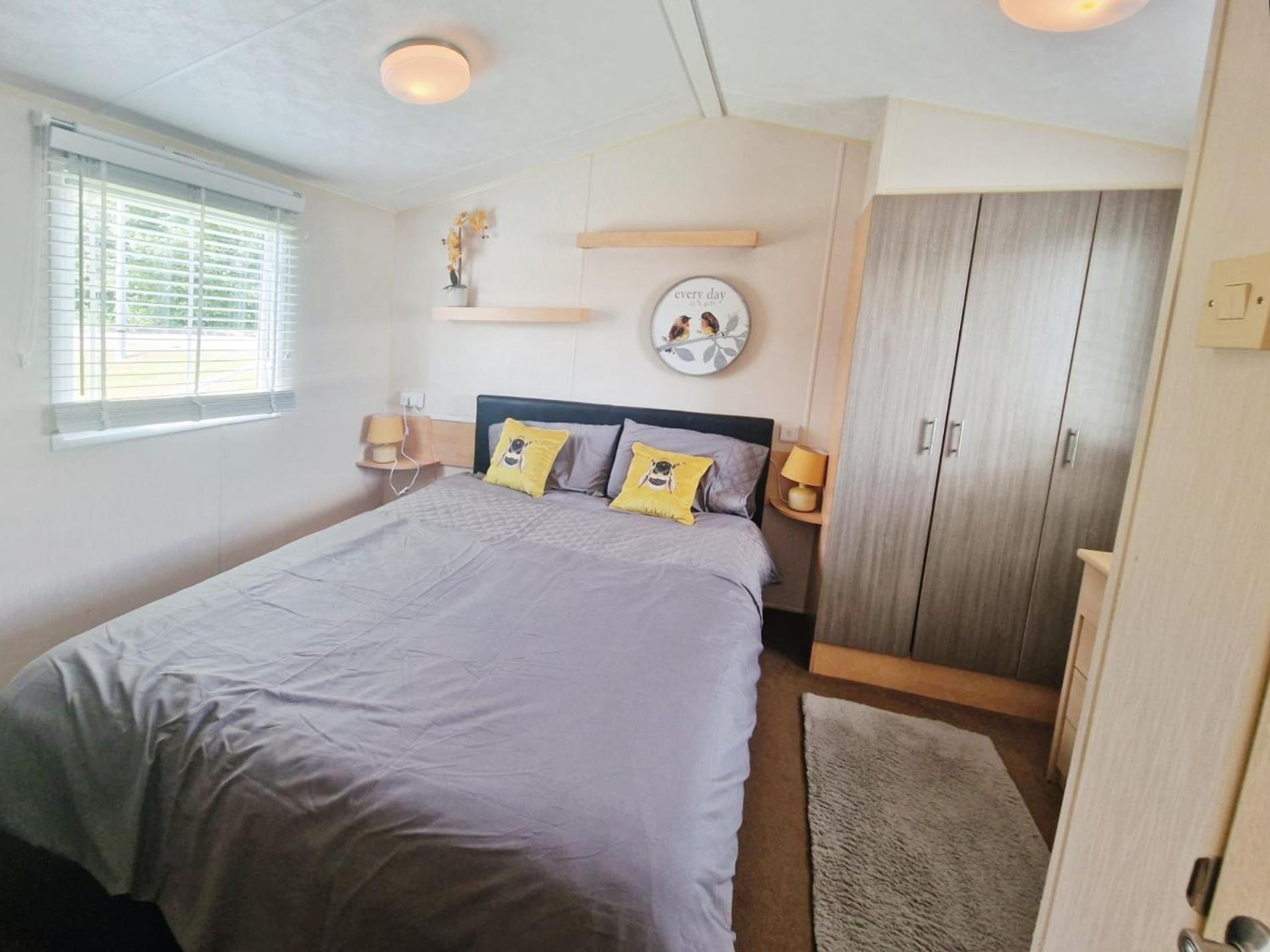 Lakeside Cotswold Holiday Home Cirencester Bagian luar foto