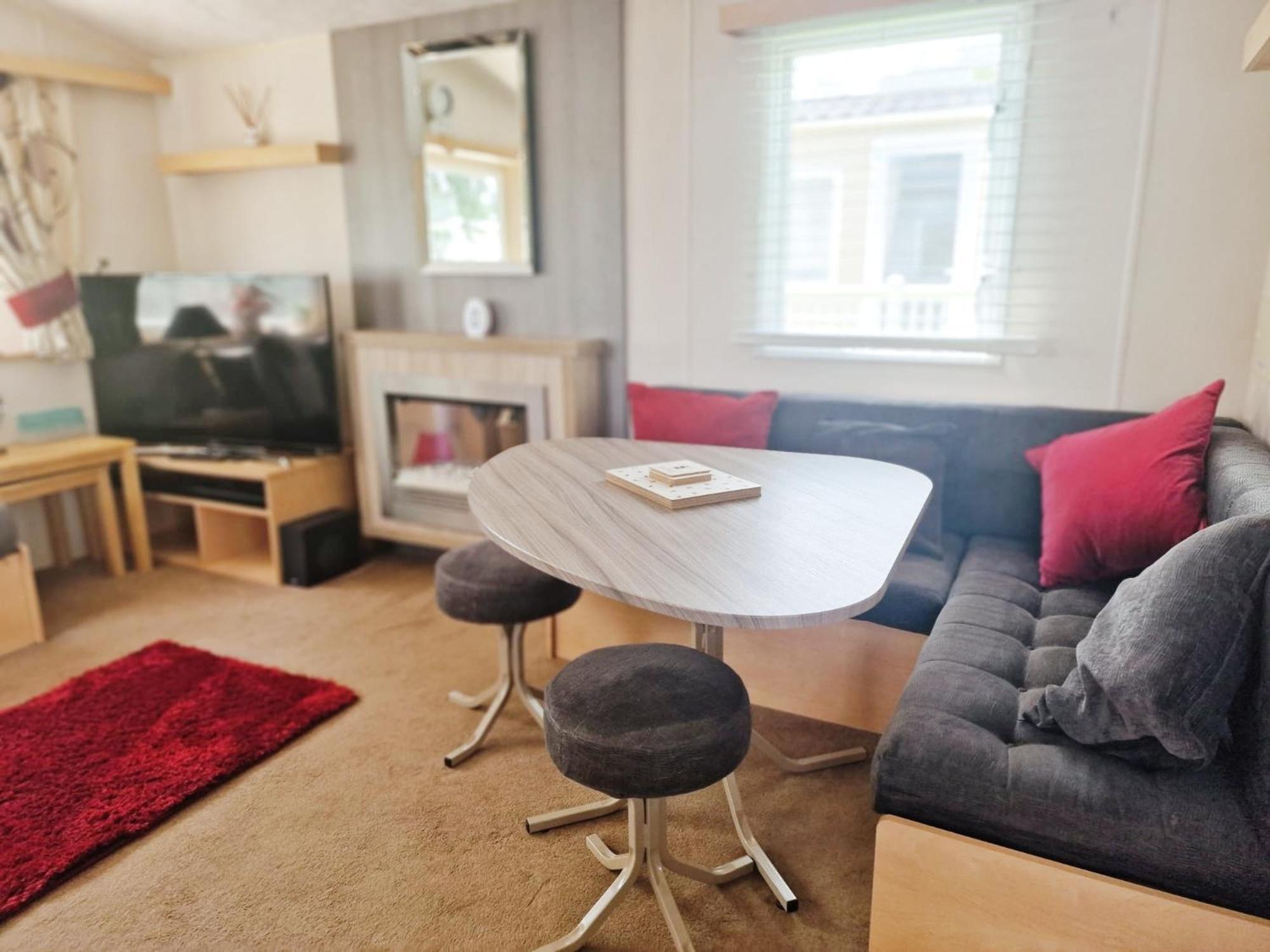 Lakeside Cotswold Holiday Home Cirencester Bagian luar foto