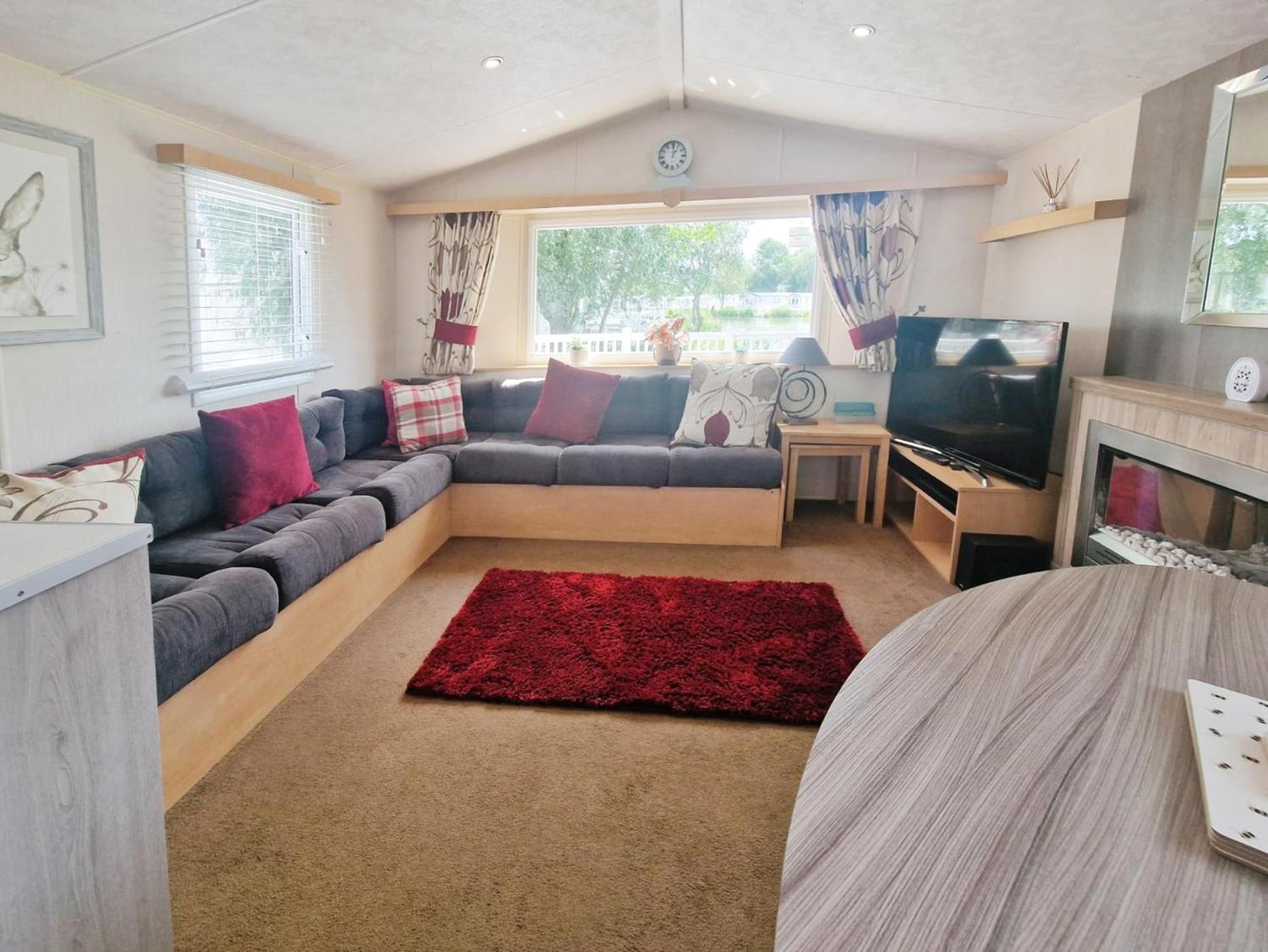 Lakeside Cotswold Holiday Home Cirencester Bagian luar foto